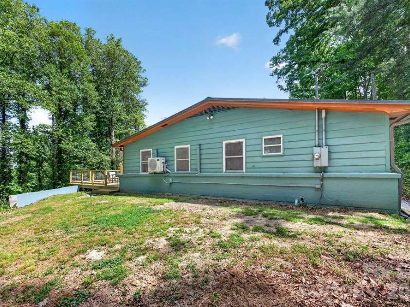 147 Longview Drive, Hendersonville, NC 28791.  MLS# CAR4385458, YatesRealty ID 25954. 