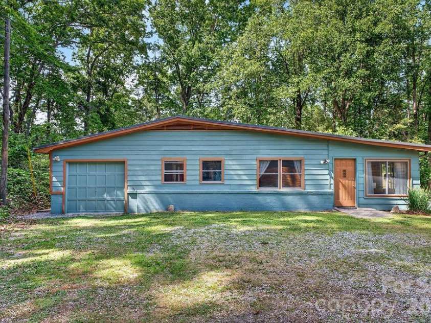 147 Longview Drive, Hendersonville, NC 28791.  MLS# CAR4385458, YatesRealty ID 25954. 