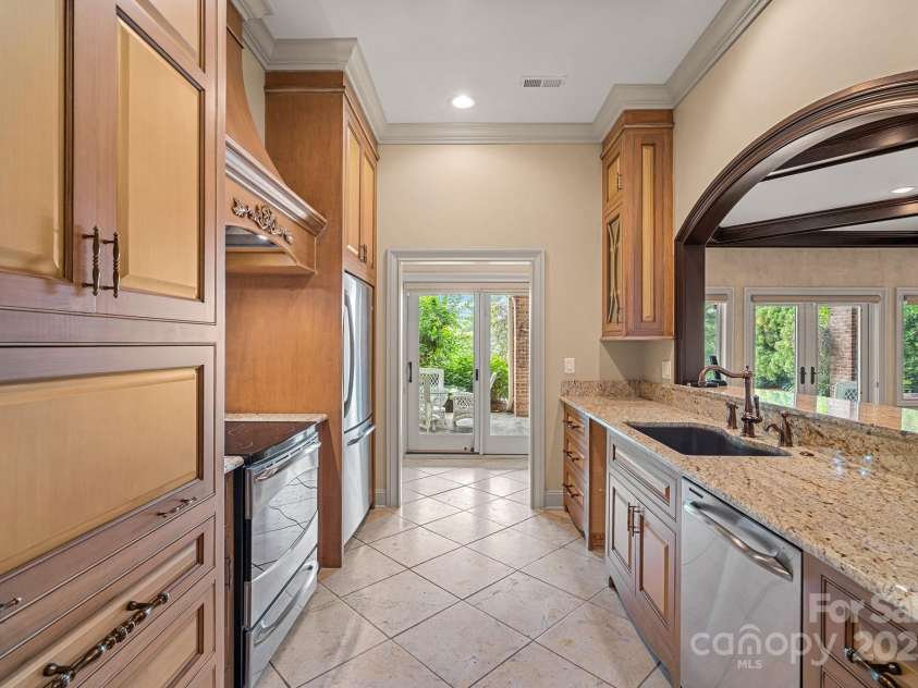 8800 Covey Rise Court, Charlotte, NC 28226.  MLS# CAR4262946, YatesRealty ID 25954. Full kitchen in basement