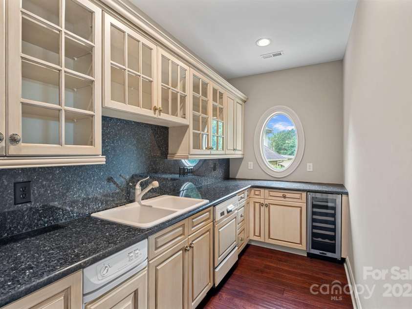 8800 Covey Rise Court, Charlotte, NC 28226.  MLS# CAR4262946, YatesRealty ID 25954. Prep Kitchen
