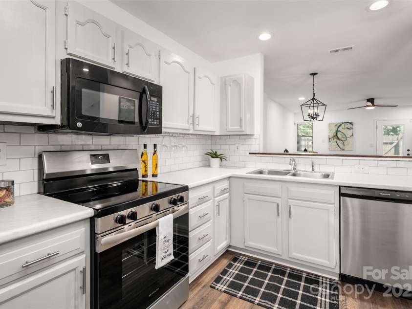 3638 Huyton Court, Charlotte, NC 28215.  MLS# CAR4279727, YatesRealty ID 25956. Kitchen