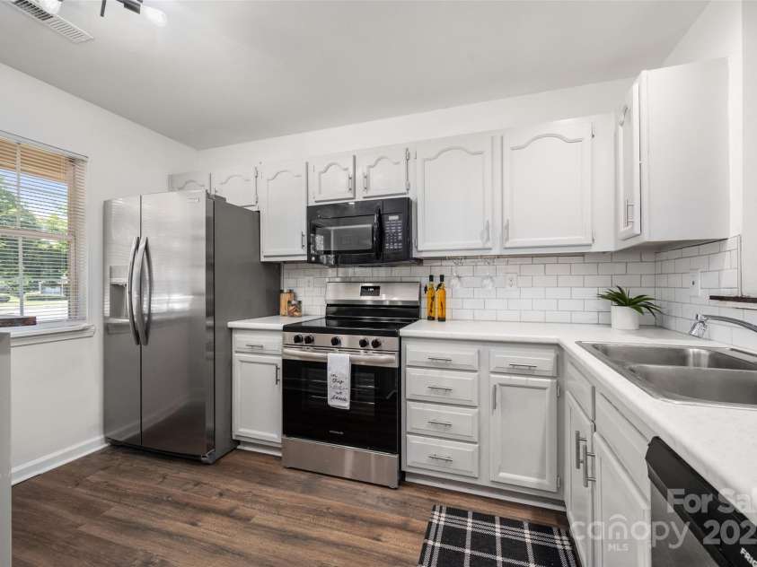 3638 Huyton Court, Charlotte, NC 28215.  MLS# CAR4279727, YatesRealty ID 25956. Kitchen upon entry