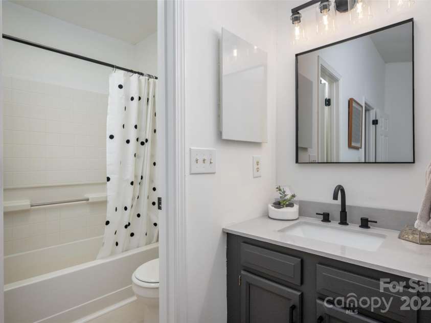 3638 Huyton Court, Charlotte, NC 28215.  MLS# CAR4279727, YatesRealty ID 25956. Master bath