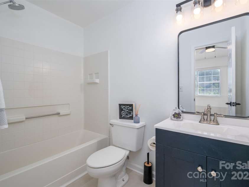 3638 Huyton Court, Charlotte, NC 28215.  MLS# CAR4279727, YatesRealty ID 25956. Second full bathroom