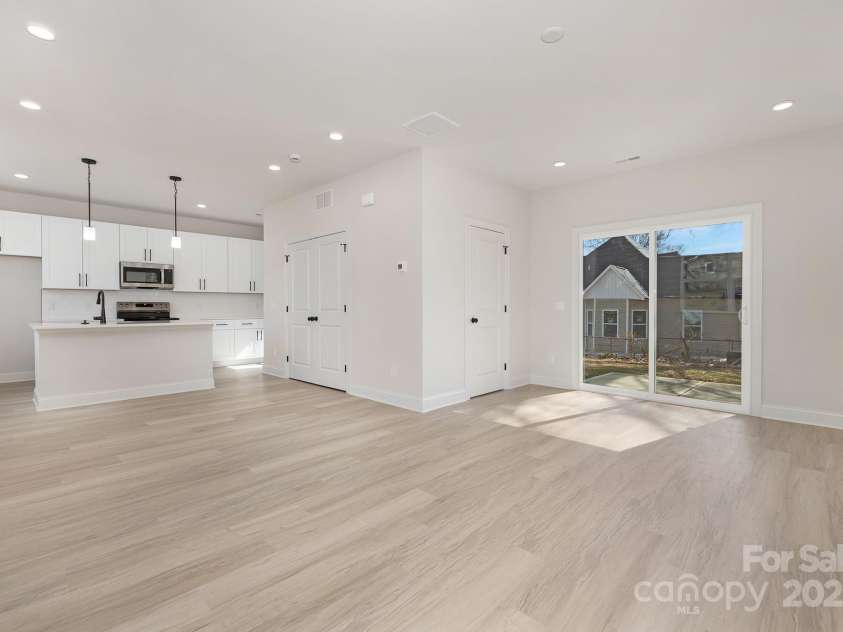 6323 Carver Boulevard, Charlotte, NC 28269.  MLS# CAR4280970, YatesRealty ID 25957. 