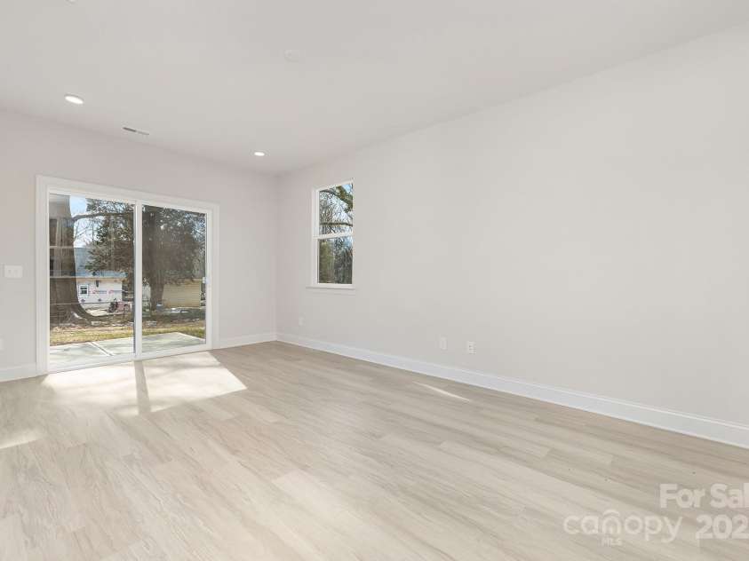 6323 Carver Boulevard, Charlotte, NC 28269.  MLS# CAR4280970, YatesRealty ID 25957. 