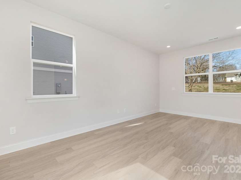 6323 Carver Boulevard, Charlotte, NC 28269.  MLS# CAR4280970, YatesRealty ID 25957. 