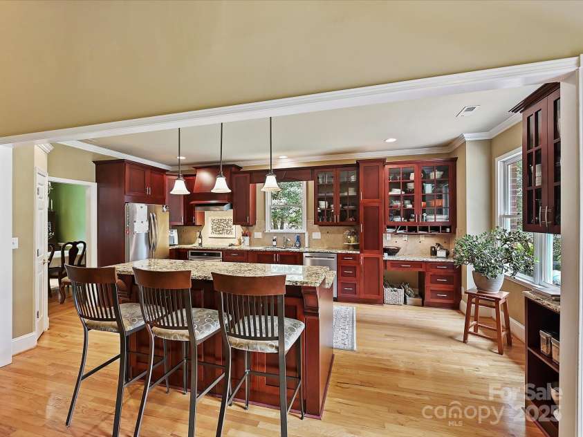 11902 Mountain Crest Circle, Charlotte, NC 28216.  MLS# CAR4286743, YatesRealty ID 2596. Breakfaast  bar and kitchen