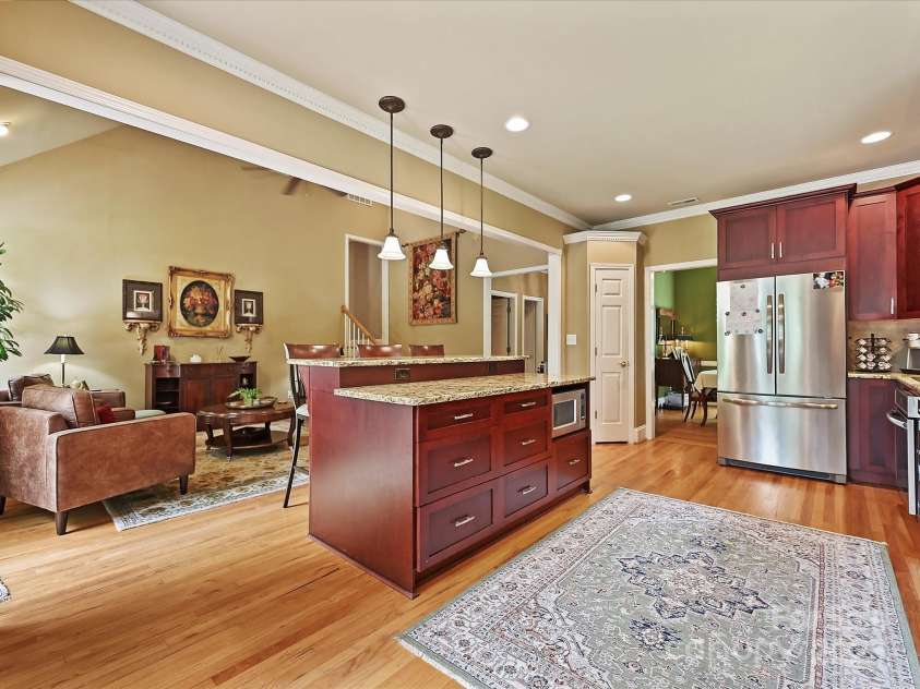 11902 Mountain Crest Circle, Charlotte, NC 28216.  MLS# CAR4286743, YatesRealty ID 2596. Breakfast area