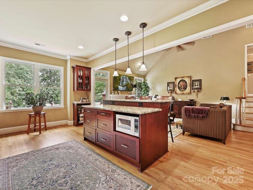 11902 Mountain Crest Circle, Charlotte, NC 28216.  MLS# CAR4286743, YatesRealty ID 2596. Breakfast bar
