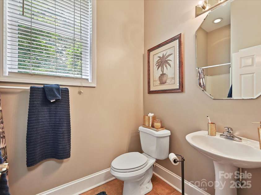 11902 Mountain Crest Circle, Charlotte, NC 28216.  MLS# CAR4286743, YatesRealty ID 2596. Full Bath off rec room