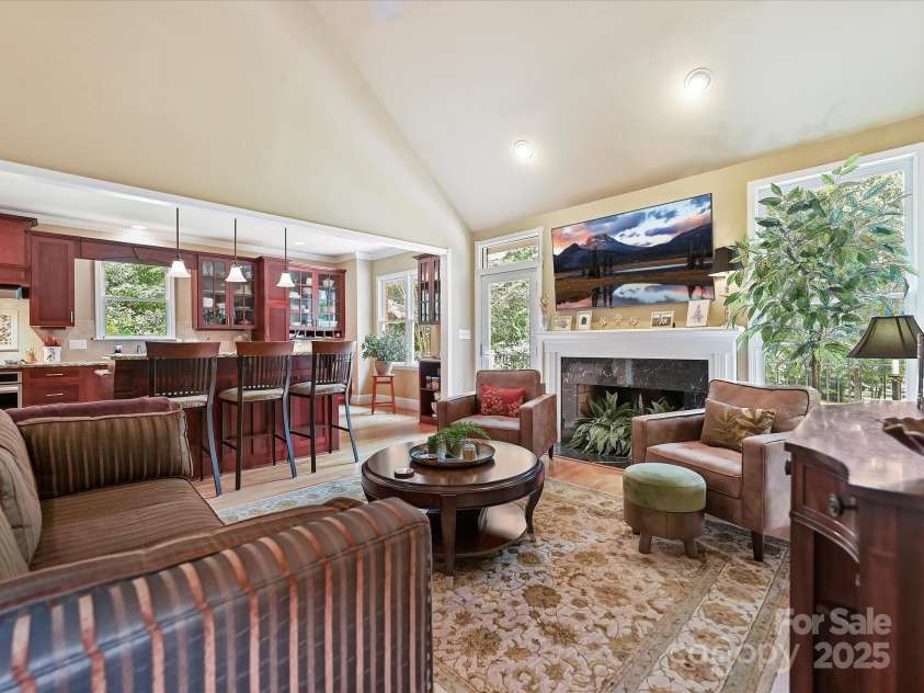 11902 Mountain Crest Circle, Charlotte, NC 28216.  MLS# CAR4286743, YatesRealty ID 2596. Greatroom