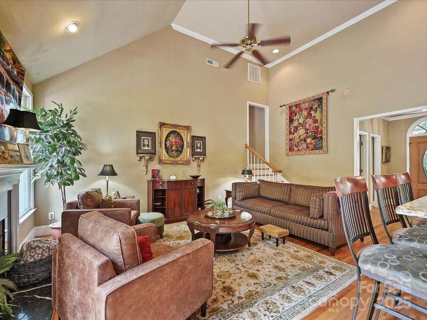 11902 Mountain Crest Circle, Charlotte, NC 28216.  MLS# CAR4286743, YatesRealty ID 2596. Greatroom