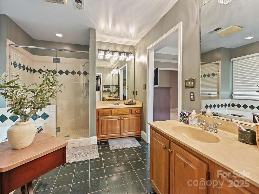 11902 Mountain Crest Circle, Charlotte, NC 28216.  MLS# CAR4286743, YatesRealty ID 2596. Primary bathroom