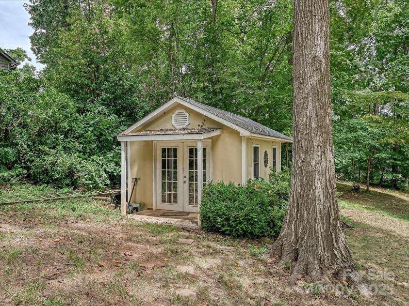 11902 Mountain Crest Circle, Charlotte, NC 28216.  MLS# CAR4286743, YatesRealty ID 2596. Storage shed