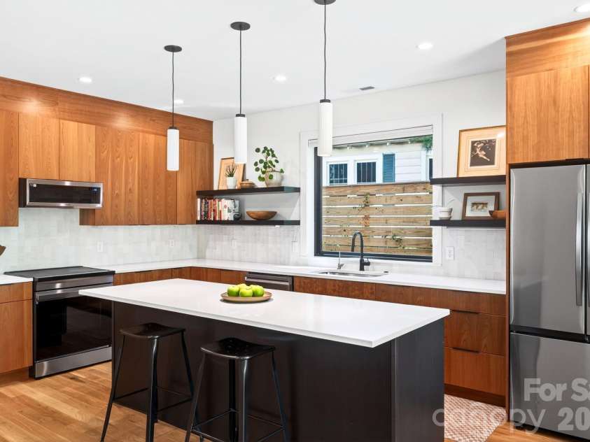 39 Boyd Avenue, Asheville, NC 28806.  MLS# CAR4372521, YatesRealty ID 25960. Elegant Eat-in Kitchen