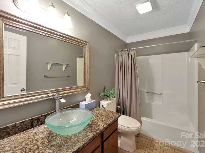 100 Ballantree Drive, Asheville, NC 28803.  MLS# CAR4277967, YatesRealty ID 25963. Full Bathroom for Upper Level Guest Bedrooms