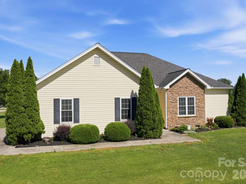 104 Castle Pines Lane, Statesville, NC 28625.  MLS# CAR4367535, YatesRealty ID 25963. 