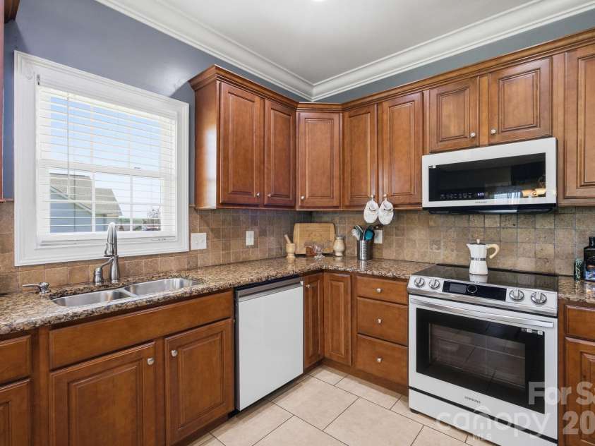104 Castle Pines Lane, Statesville, NC 28625.  MLS# CAR4367535, YatesRealty ID 25963. 