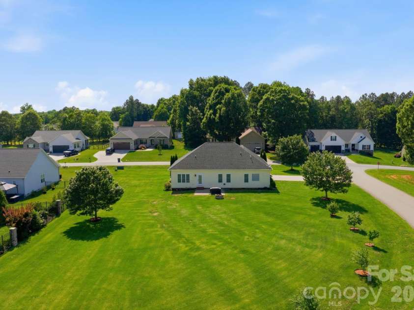 104 Castle Pines Lane, Statesville, NC 28625.  MLS# CAR4367535, YatesRealty ID 25963. 
