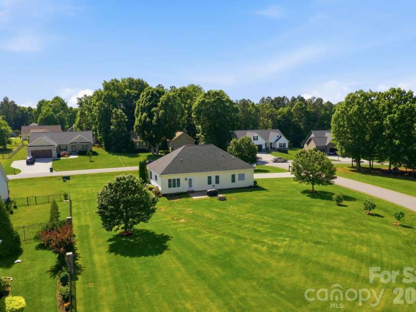 104 Castle Pines Lane, Statesville, NC 28625.  MLS# CAR4367535, YatesRealty ID 25963. 