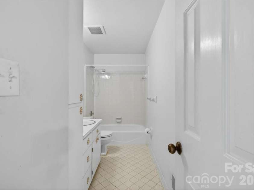 7615 Alexander Road, Charlotte, NC 28270.  MLS# CAR4375335, YatesRealty ID 25964. 