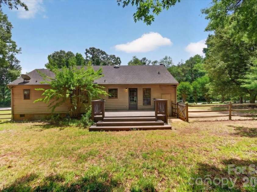 7615 Alexander Road, Charlotte, NC 28270.  MLS# CAR4375335, YatesRealty ID 25964. 