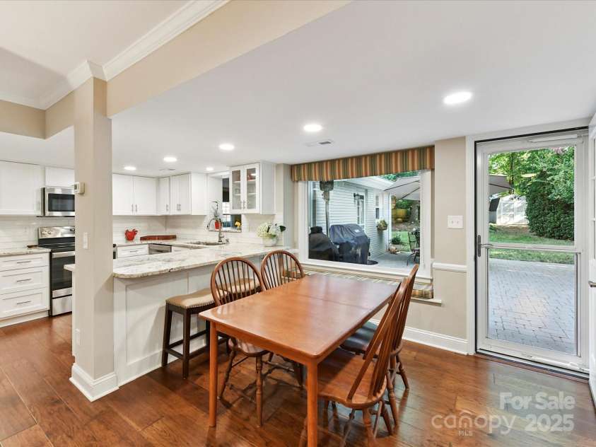 1123 Richard Barry Drive, Charlotte, NC 28270.  MLS# CAR4279129, YatesRealty ID 25965. Breakfast area