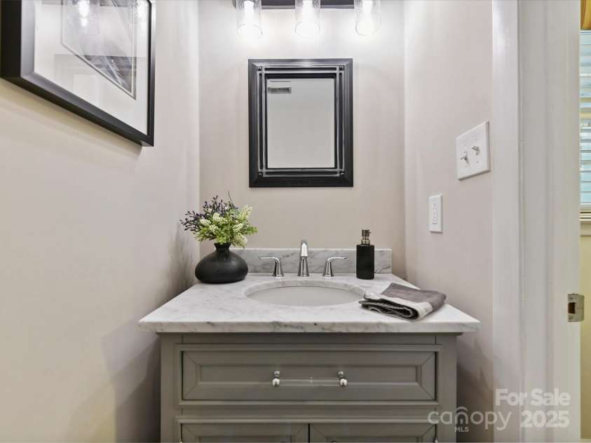 1123 Richard Barry Drive, Charlotte, NC 28270.  MLS# CAR4279129, YatesRealty ID 25965. Foyer hall bath