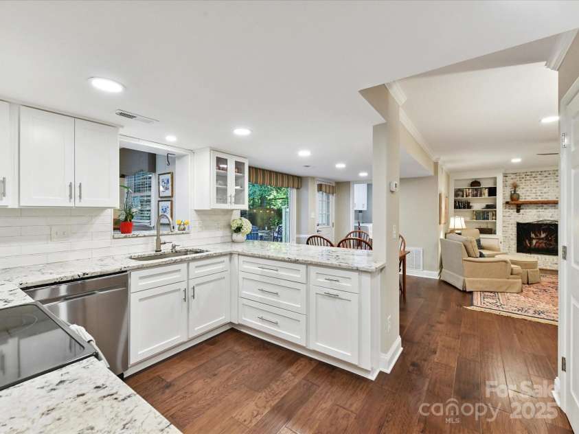 1123 Richard Barry Drive, Charlotte, NC 28270.  MLS# CAR4279129, YatesRealty ID 25965. Modern kitchen