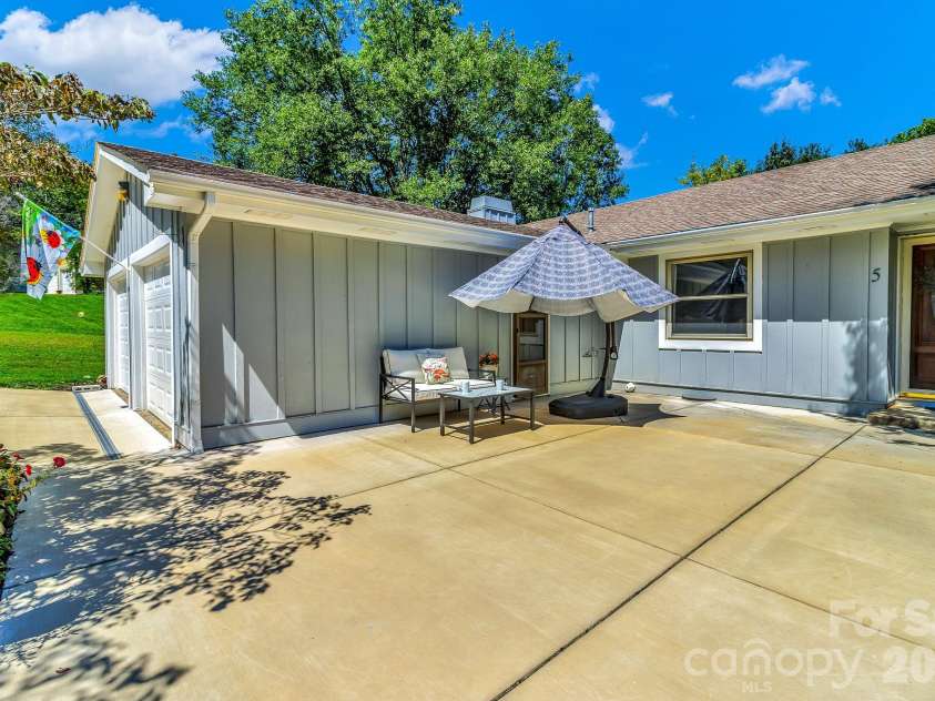 5 Fairway Drive, Arden, NC 28704.  MLS# CAR4332981, YatesRealty ID 25968. 