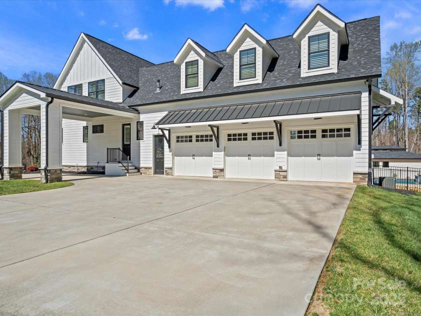 9614 Beatties Ford Road, Huntersville, NC 28078.  MLS# CAR4230997, YatesRealty ID 25968. 