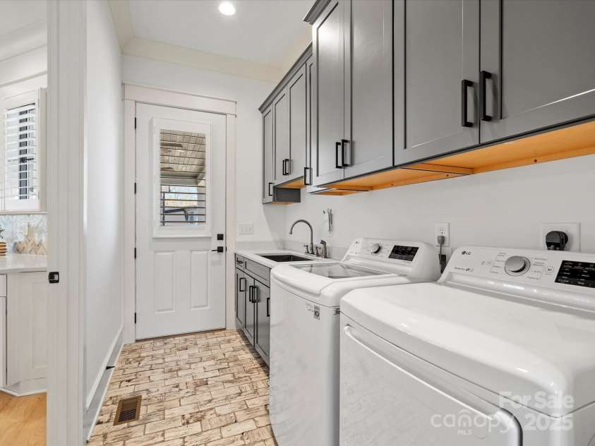 9614 Beatties Ford Road, Huntersville, NC 28078.  MLS# CAR4230997, YatesRealty ID 25968. 