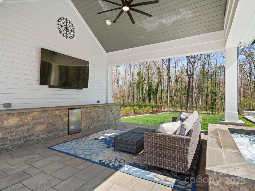 9614 Beatties Ford Road, Huntersville, NC 28078.  MLS# CAR4230997, YatesRealty ID 25968. 