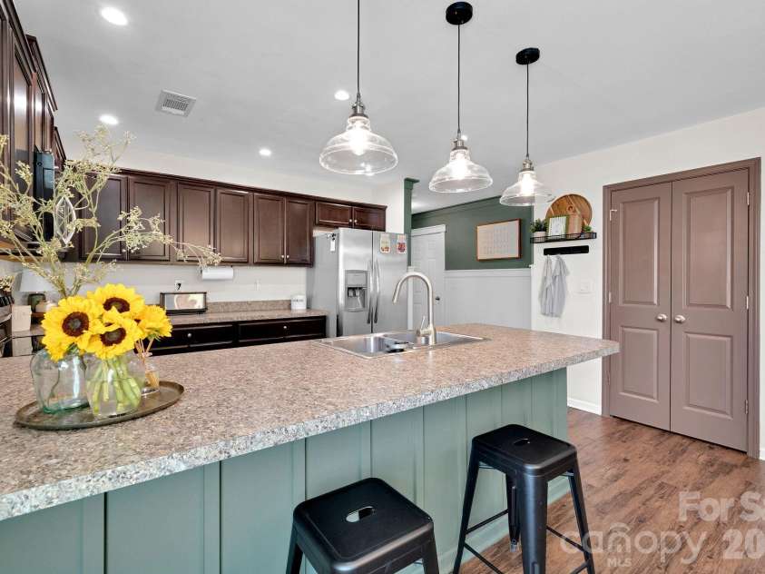 2006 Greenbrook Trail, Dallas, NC 28034.  MLS# CAR4372375, YatesRealty ID 25969. Breakfast Bar
