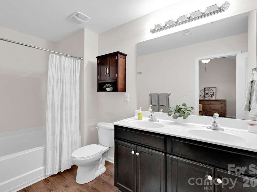 2006 Greenbrook Trail, Dallas, NC 28034.  MLS# CAR4372375, YatesRealty ID 25969. Double Vanity
