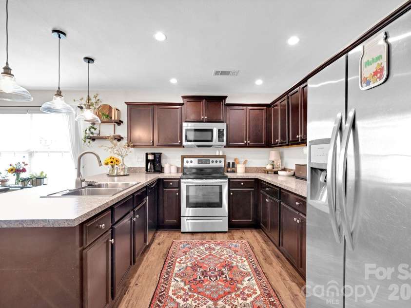 2006 Greenbrook Trail, Dallas, NC 28034.  MLS# CAR4372375, YatesRealty ID 25969. Spacious Kitchen