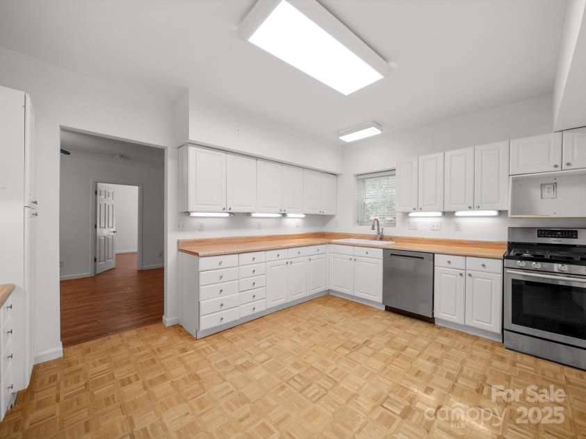 2739 Pine Knoll Court, Gastonia, NC 28054.  MLS# CAR4273795, YatesRealty ID 25972. 