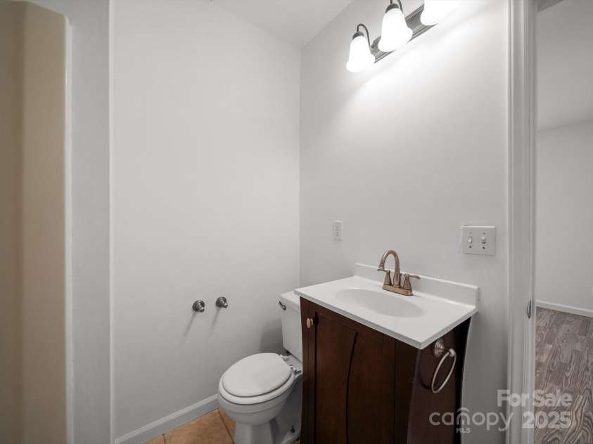 2739 Pine Knoll Court, Gastonia, NC 28054.  MLS# CAR4273795, YatesRealty ID 25972. Main level full bath