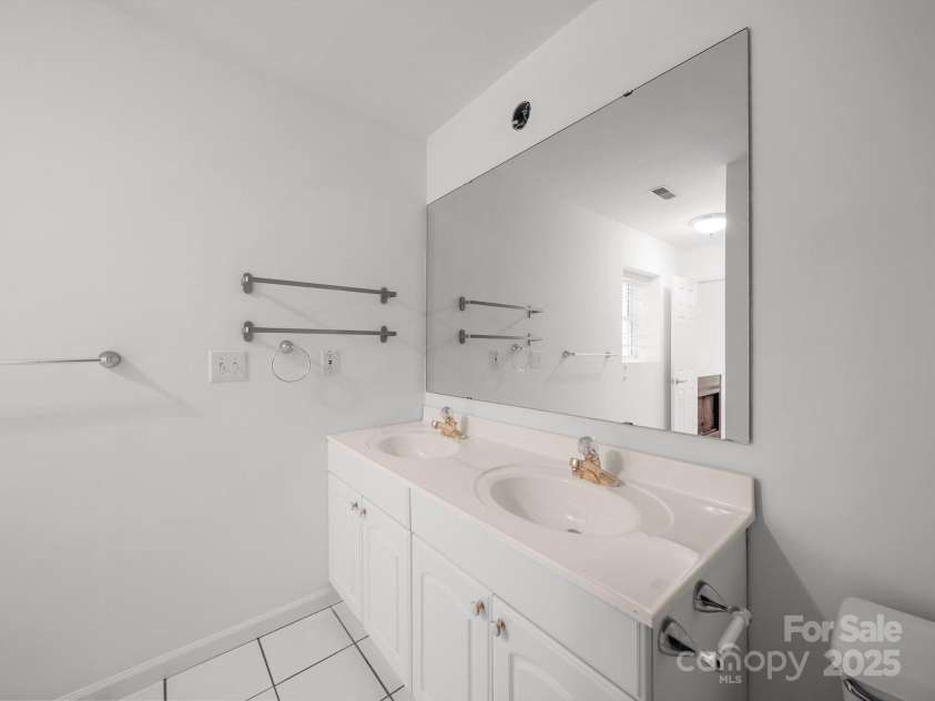 2739 Pine Knoll Court, Gastonia, NC 28054.  MLS# CAR4273795, YatesRealty ID 25972. Upstairs primary bath