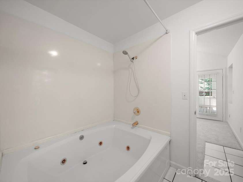 2739 Pine Knoll Court, Gastonia, NC 28054.  MLS# CAR4273795, YatesRealty ID 25972. Upstairs primary bath