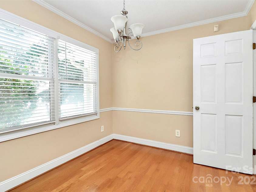 7852 Golf Course Drive, Denver, NC 28037.  MLS# CAR4264483, YatesRealty ID 25973. CASUAL DINING