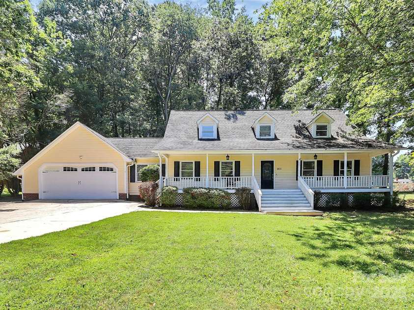 7852 Golf Course Drive, Denver, NC 28037.  MLS# CAR4264483, YatesRealty ID 25973. FRON VIEW