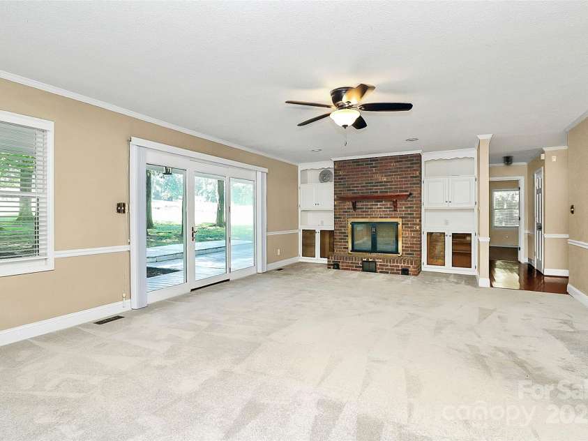 7852 Golf Course Drive, Denver, NC 28037.  MLS# CAR4264483, YatesRealty ID 25973. GREAT ROOM