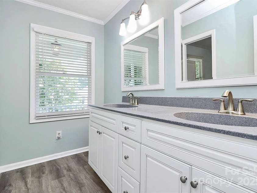 7852 Golf Course Drive, Denver, NC 28037.  MLS# CAR4264483, YatesRealty ID 25973. OWNER'S DRESSING AREA