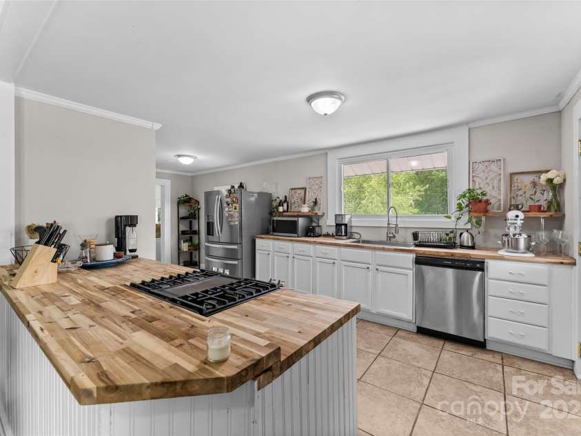 115 McMinn Avenue, Brevard, NC 28712.  MLS# CAR4264576, YatesRealty ID 25974. 