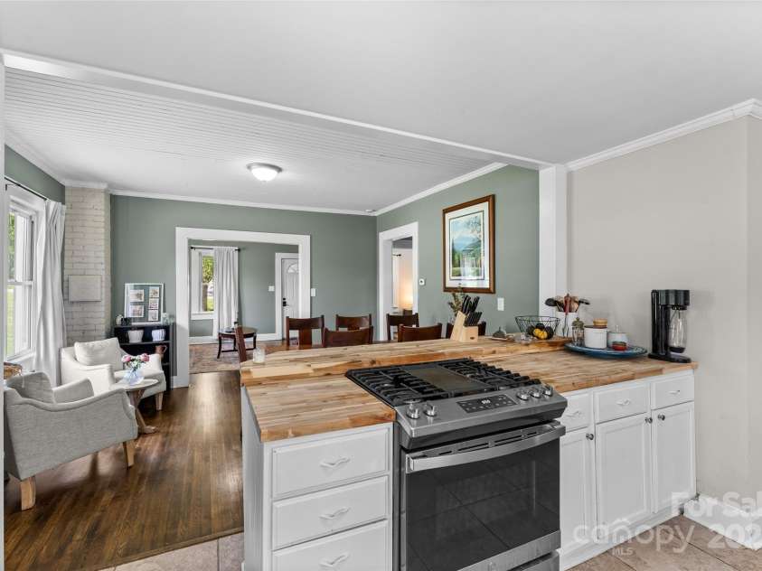 115 McMinn Avenue, Brevard, NC 28712.  MLS# CAR4264576, YatesRealty ID 25974. 