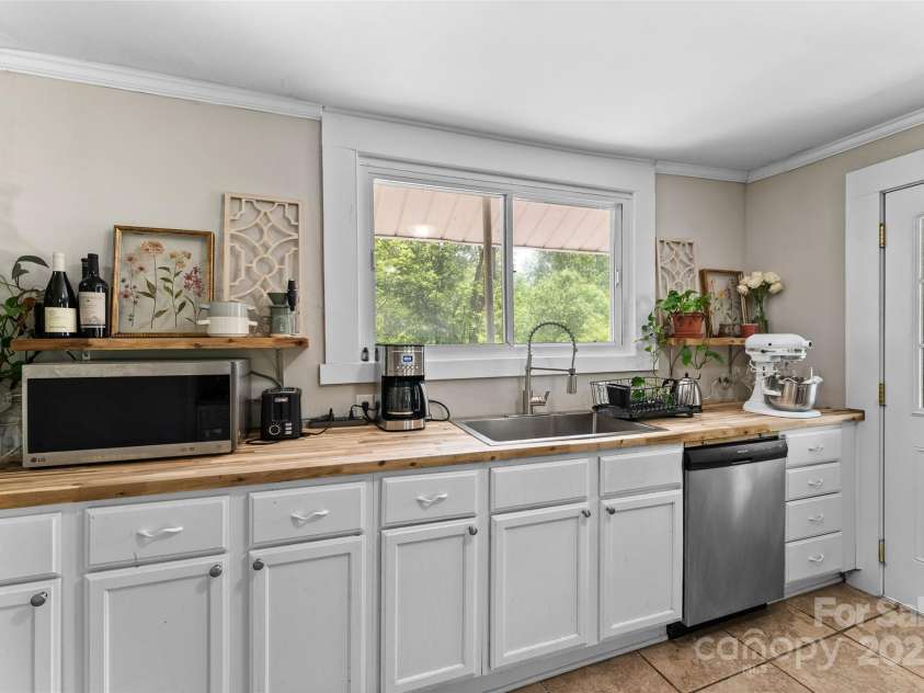 115 McMinn Avenue, Brevard, NC 28712.  MLS# CAR4264576, YatesRealty ID 25974. 