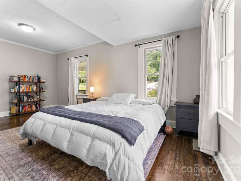 115 McMinn Avenue, Brevard, NC 28712.  MLS# CAR4264576, YatesRealty ID 25974. 