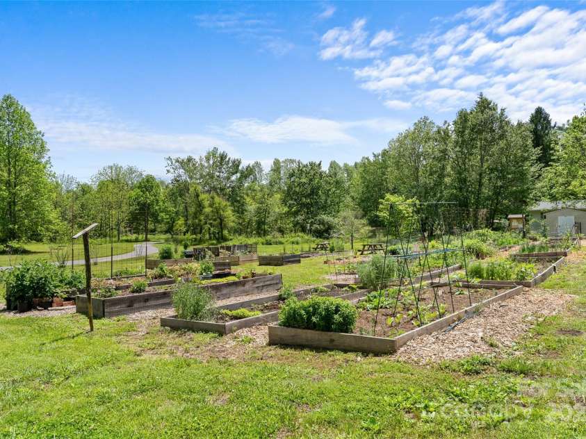115 McMinn Avenue, Brevard, NC 28712.  MLS# CAR4264576, YatesRealty ID 25974. 